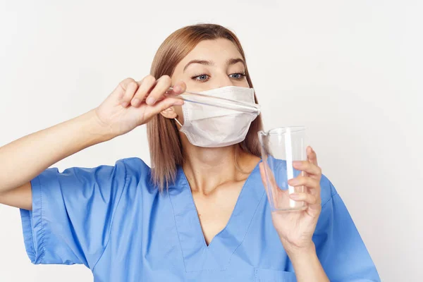 Een Studio Opname Jonge Arts Met Maskerflesje Geïsoleerd — Stockfoto