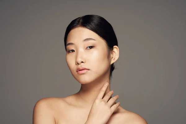 Jonge Aziatische Vrouw Die Zich Voordeed Grijze Achtergrond — Stockfoto