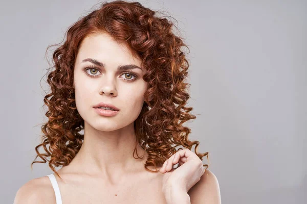 Retrato Una Joven Hermosa Mujer Con Pelo Rizado Captura Estudio —  Fotos de Stock