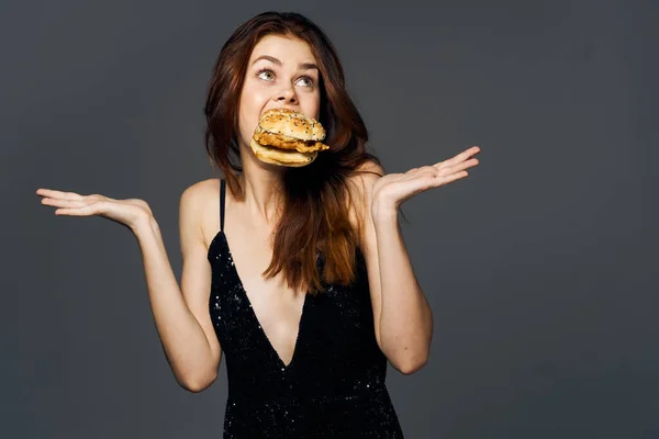 Junge Schöne Frau Mit Hambyrger Studioaufnahme — Stockfoto