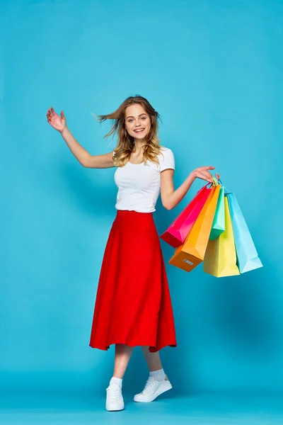 Jonge Mooie Vrouw Met Tassen Studio — Stockfoto