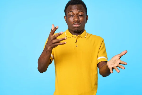 Joven Hombre Guapo Posando Estudio Aislado Sobre Fondo Azul —  Fotos de Stock