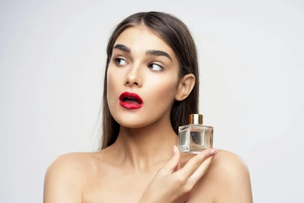 Beyaz Arka Planda Parfüm Şişesi Olan Güzel Bir Kadının Portresi — Stok fotoğraf