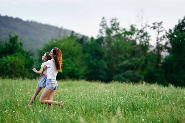 Jonge Moeder Haar Dochter Hebben Plezier Kamille Veld — Stockfoto