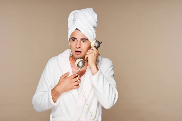 Jovem Homem Emocional Roupão Falando Telefone Vintage Tiro Estúdio Isolados — Fotografia de Stock