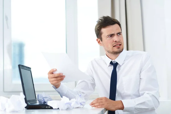 Jeune Homme Affaires Colère Stressé Dans Bureau Avec Des Documents — Photo