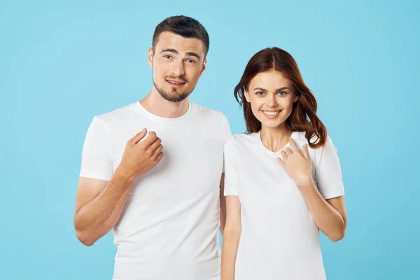 Ung Vacker Par Shirts Poserar Studio Isolerad Bakgrund — Stockfoto