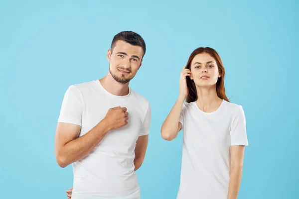 Young Beautiful Couple Posing Studio Isolated Background — Stockfoto