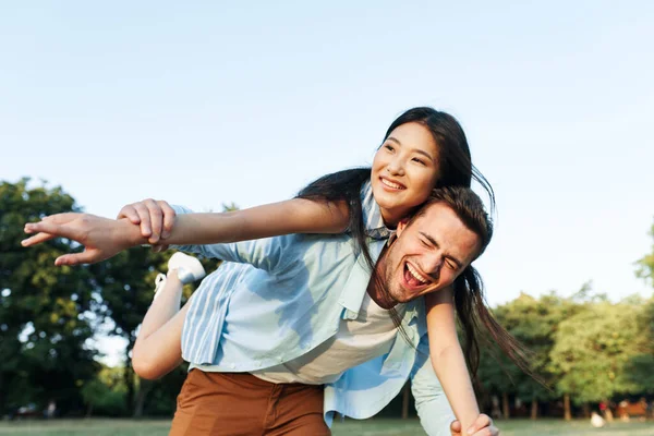 Young Couple Having Fun Park — Stock Photo, Image