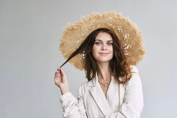 藁帽子の若い美しい女性の肖像画 ファッションショット — ストック写真