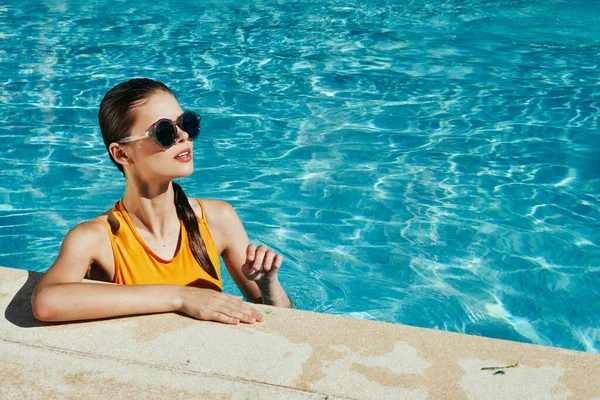 Jovem Bela Mulher Relaxante Piscina — Fotografia de Stock