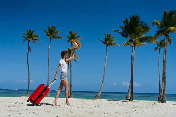 Mujer Joven Con Maleta Roja Playa —  Fotos de Stock