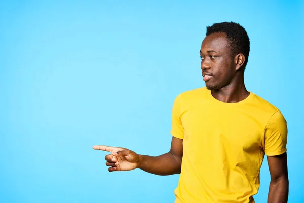 Jovem Mostrando Algo Isolado Fundo Azul — Fotografia de Stock