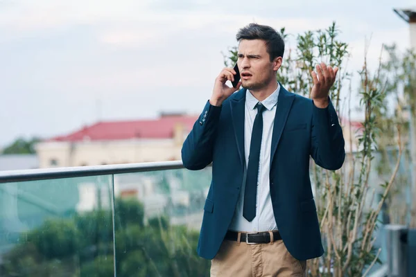 Junger Wütender Geschäftsmann Spricht Auf Der Straße Mit Smartphone — Stockfoto