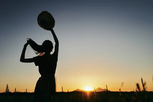 Jovem Posando Campo Trigo Pôr Sol — Fotografia de Stock