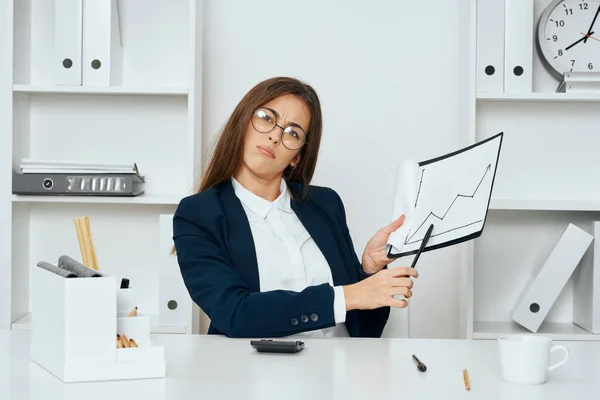 Junge Schöne Geschäftsfrau Sitzt Schreibtisch Büro Mit Diagramm — Stockfoto