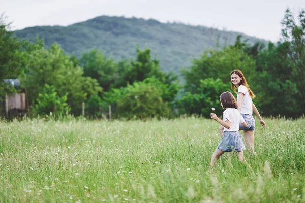 Young Mother Her Daughter Having Fun Camomile Field — Stock Photo, Image