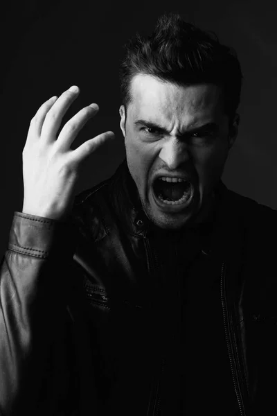 Estúdio Tiro Homem Bonito Jovem Gritando Estúdio Preto Branco — Fotografia de Stock