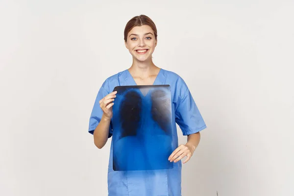 Женщина Врач Осматривает Рентген Снимок Студии — стоковое фото