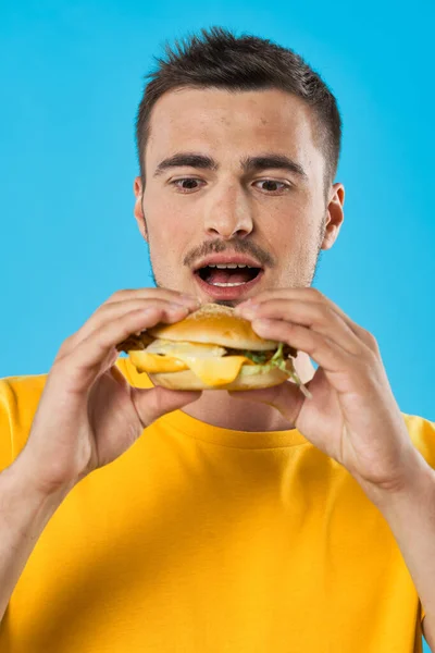 Joven Con Hamburguesa Estudio — Foto de Stock