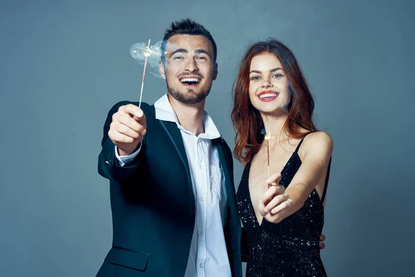 Retrato Jovem Casal Bonito Comemorando Novo Ano Com Sparklers — Fotografia de Stock