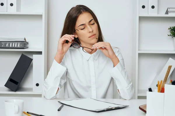 Jeune Femme Affaires Assise Bureau Souffrant Maux Tête — Photo