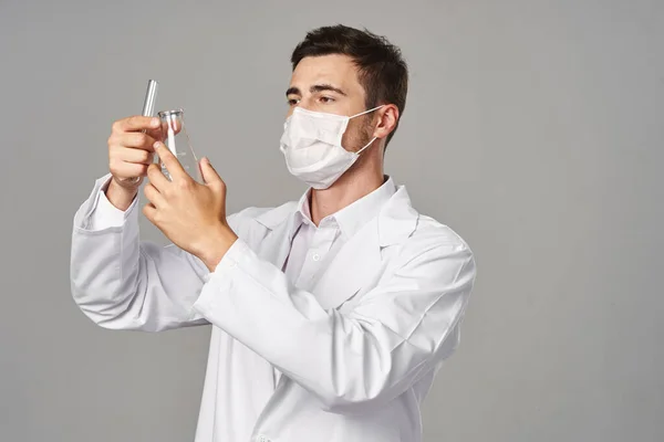 Dokter Berjas Lab Dan Masker Dengan Tabung Percobaan Meneliti Latar — Stok Foto