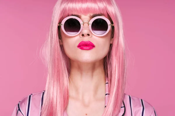 Joven Hermosa Mujer Rosa Peluca Gafas Sol Posando Estudio —  Fotos de Stock
