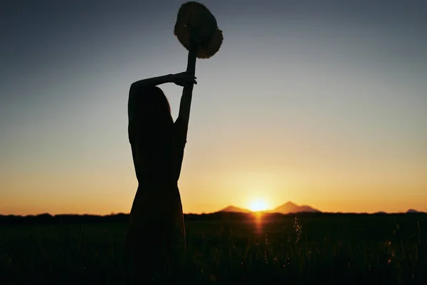 Jovem Posando Campo Trigo Pôr Sol — Fotografia de Stock