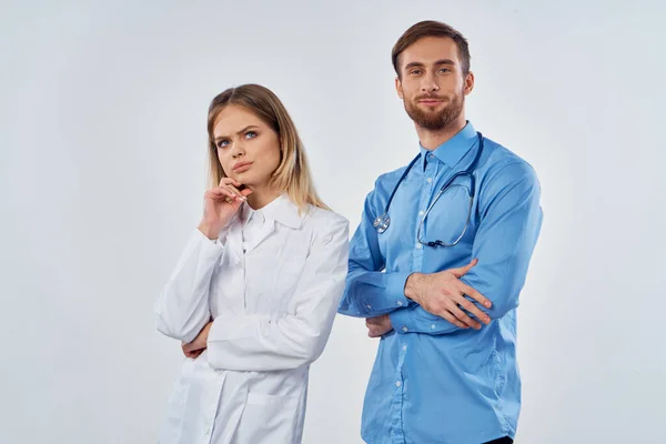 Joven Médico Asistente Pie Estudio — Foto de Stock