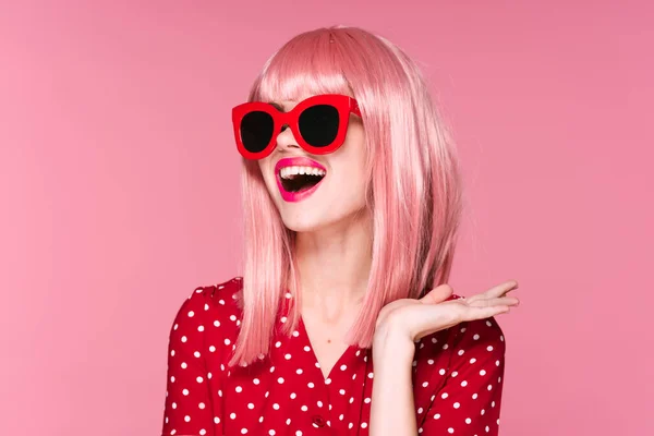 Fiatal Gyönyörű Rózsaszín Paróka Napszemüveg Pózol Stúdióban — Stock Fotó
