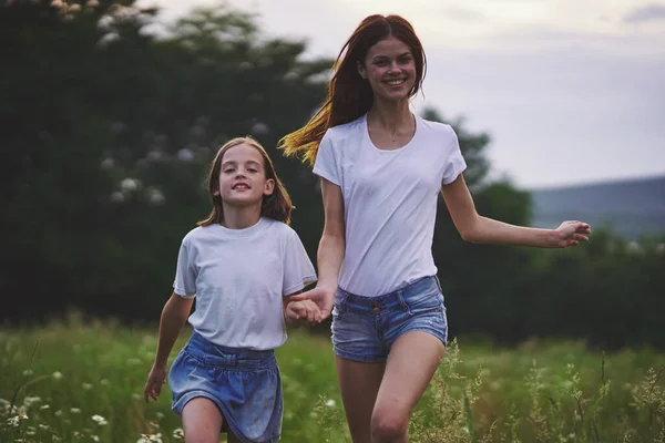 Young Mother Her Daughter Having Fun Camomile Field — Stock Photo, Image