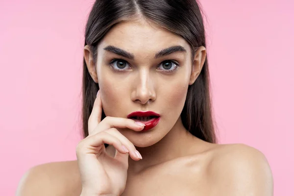 Retrato Una Joven Hermosa Mujer Con Lápiz Labial Rojo Los — Foto de Stock