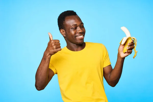 Jovem Africano Com Banana Mostrando Polegar Para Cima Isolado Fundo — Fotografia de Stock