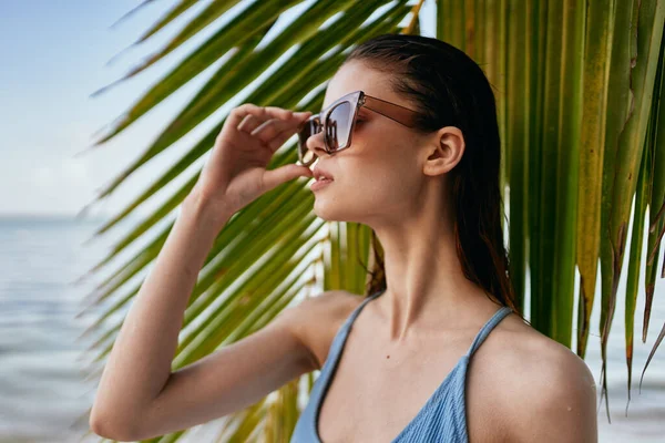 Giovane Donna Occhiali Sole Sulla Spiaggia — Foto Stock