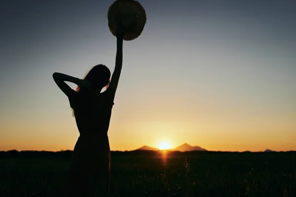 Jovem Mulher Posando Campo Trigo — Fotografia de Stock