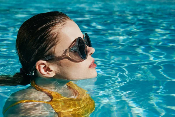 年轻美丽的女人在游泳池里放松 — 图库照片
