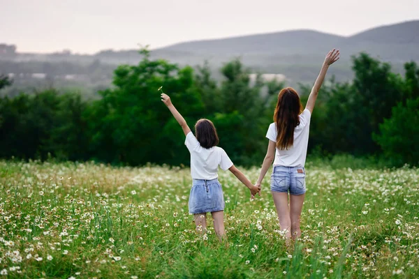 Jovem Mãe Sua Filha Divertindo Campo Camomila — Fotografia de Stock