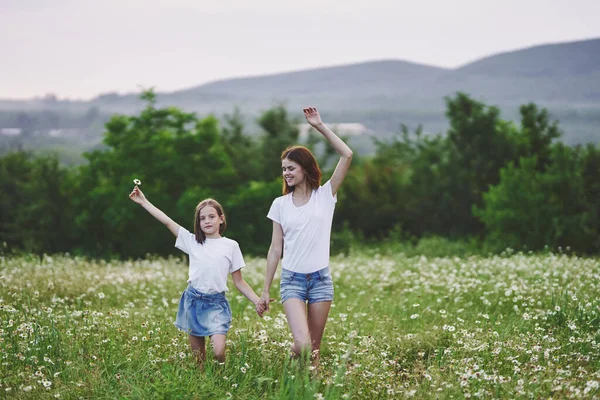Young Mother Her Daughter Having Fun Camomile Field — Stock Photo, Image