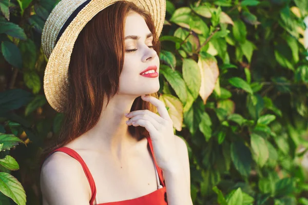 Joven Hermosa Mujer Posando Sombrero Paja Jardín — Foto de Stock