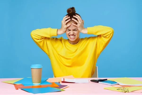 Jeune Femme Affaires Assise Bureau Avec Mal Tête Isolé Sur — Photo