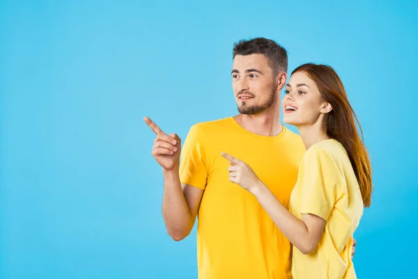 Young Couple Studio Isolated Background Pointing Fingers — Stock Photo, Image