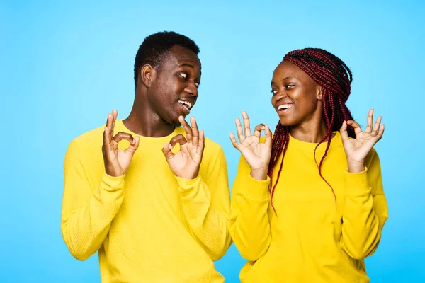 Young Beautiful Couple Gesturing Studio Blue Background — Stock Photo, Image