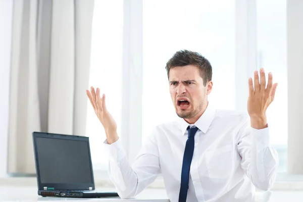 Junger Wütender Geschäftsmann Arbeitet Mit Laptop Büro — Stockfoto