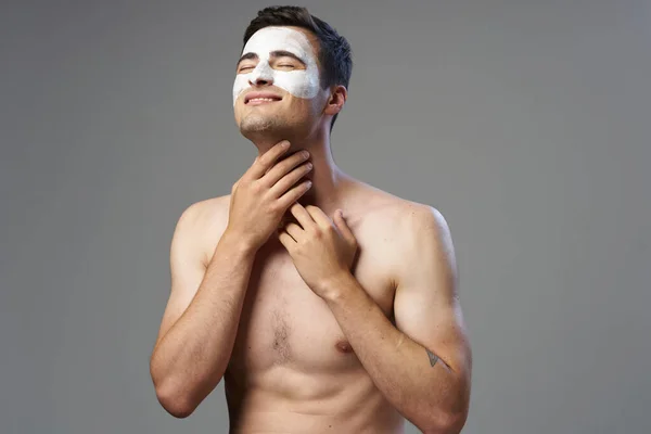 Jovem Aplicando Máscara Facial — Fotografia de Stock