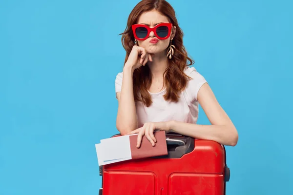 若いです女性とともに赤いスーツケースでスタジオ — ストック写真