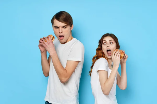 Joven Hombre Mujer Comiendo Hamburguesas Estudio — Foto de Stock