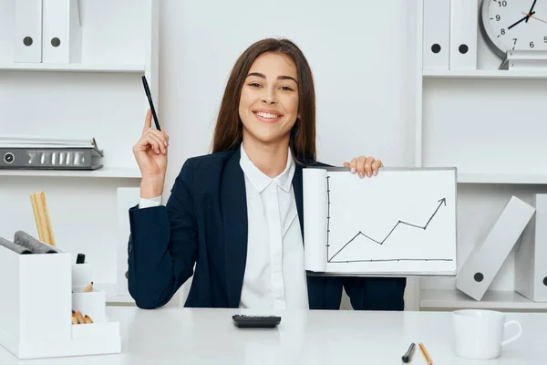 Junge Schöne Geschäftsfrau Sitzt Schreibtisch Der Büro Warteschlange — Stockfoto