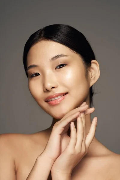 Портрет Молодої Красивої Щасливої Усміхненої Азіатки Студії — стокове фото