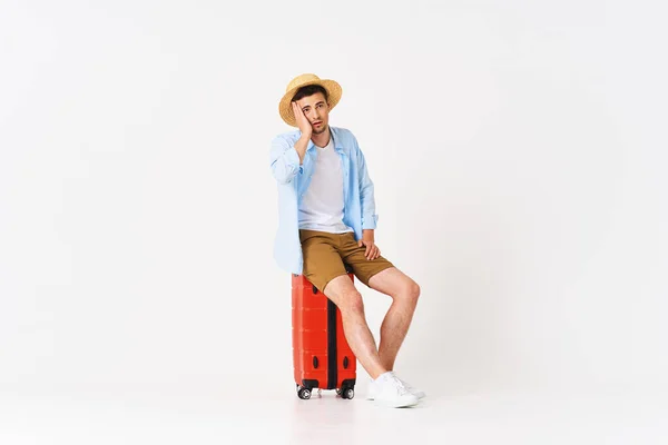 Jeune Homme Avec Valise Rouge Studio — Photo